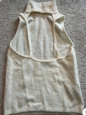Topp med öppen rygg  - Stickad topp med öppen rygg aldrig använt 