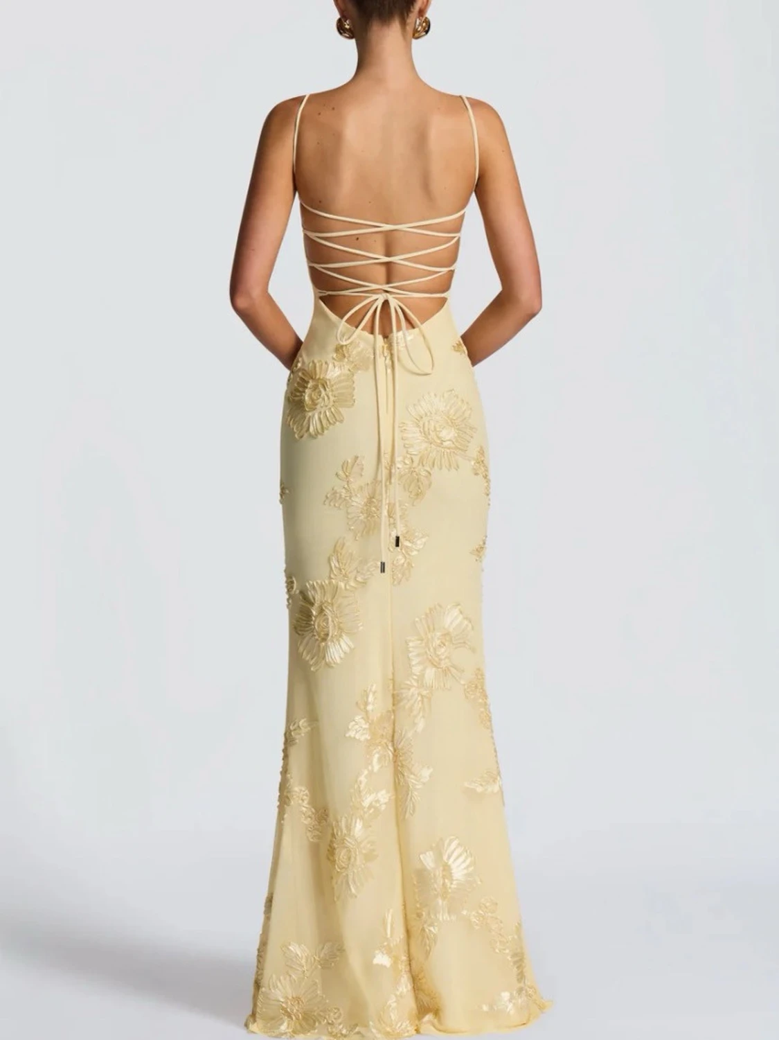 Gul maxiklänning med spetsdetaljer - 1
