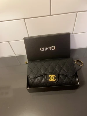 Axelväska - Supersnygg svart axelväska helt ny och oanvänd, allt som visas i bilden medföljer, skickas inom 24 timmar. 