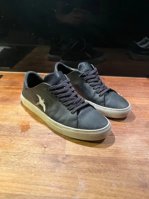 Axel arigato skor - Tjena, säljer ett par riktigt schyssta Arigato skor i läder. Skorna är i bra skick bara att dem är lite creasade. Priset är 1099 Nypris 2599 OBS, Box kommer tyvärr inte med. Kom gärna med frågor eller prisförslag 