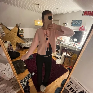 Rosa kofta - Rosa kofta som jag knappt använt, superskön om och fin passar för de som använder S och M och Xs