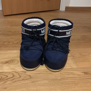 Marin blå moon boots  -  Säljer mina Moon Boot i marinblå färg. De är i nyskick, endast provade ett fåtal gånger, så de ser i princip helt nya ut! Perfekta för vintern – varma, bekväma och trendiga på samma gång. Originalpris ligger på 2200krmen jag säljer dem för 1000kr. Pris går att diskutera och skriv för fler bilder! (Kartongen ingår självklart finns samt en påse till skorna)