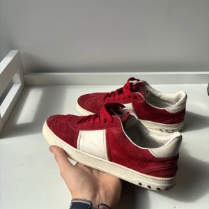 Valentino flycrew - Tja, säljer nu mina tvär snygga röda flycrews! Storlek 42 passar 43. Fint skick, box samt dustbags medföljer. Skriv vid minsta lilla fundering! Pris är ej hugget i stenen. Finns två lösa sömmar, men väldigt lätt att fixa! Skriv för fler bilder.