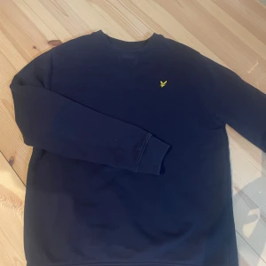 Lyle and Scott tröja - Lyle and Scott tröja som är i jätte fint skick | storlek 12-13 år som jag skulle säga sitter som xxs/160 cm | passar perfekt till alla outfits | priset är inte helt hugget i sten🪨| svarar på alla frågor🙌