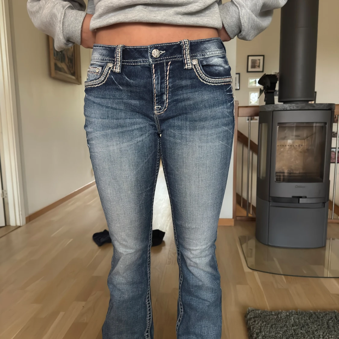 Blå bootcut jeans med kontrastsömmar - 2