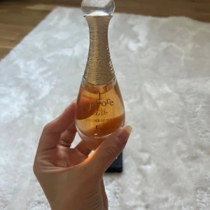 J'adore L'Or Essence de Parfum - Lyxig och elegant parfym från Dior. J'adore L'Or Essence de Parfum ger en exklusiv känsla och passar dig som vill sticka ut. Perfekt för dig som gillar ikoniska dofter med stil. Endast testat 40 ml för 600kr. Chanel noir använt några gånger 50 ml för 600kr. och Chanel mademoiselle i förpackningen 50ml för 800kr
