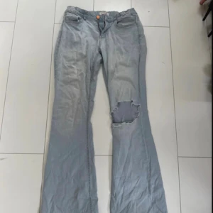 utsvängda jeans - såå snygga utsvängda jeans med hål från lindex, storlek 170, skulle säga passa xs-s. Går att justera  storleken i midjan!! 💞