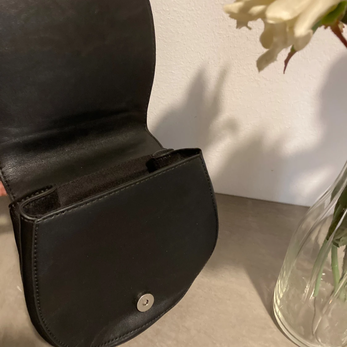 Svart handväska med metallhandtag - 3