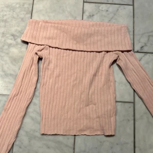 Ljusrosa ribbad offshoulder topp H&M - Säljer en ljusrosa ribbad offshoulder topp från H&M. Använder aldrig och är då utan defekter osv! Skriv om frågor osv och kolla gärna min profil❕