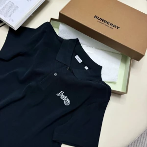 Burberry pikétröja - röjan har vit broderad Burberry-logga på bröstet och är tillverkad i ett strukturerat bomullstyg.                        Ny pris 5500kr. Box ingår ej.