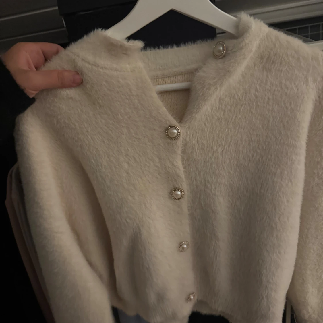 Beige fluffig kofta med pärlknappar