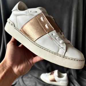 Valentino open skor - Valentino open skor i orginalstorlek 39,5, fråga om innermått vid osäkerhet | ingår: endast skorna