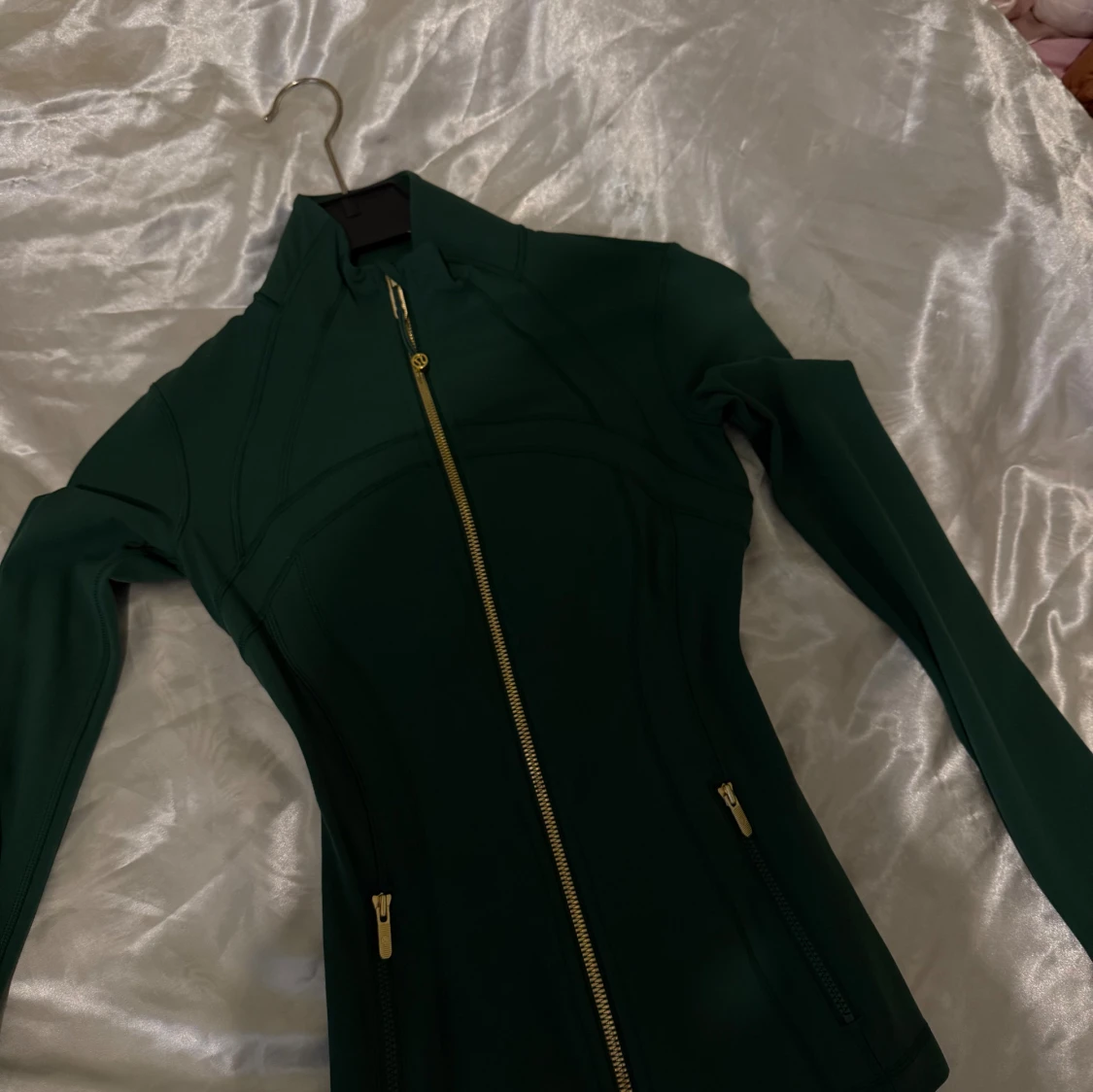 Grön/ gold zipper define nulu full length jacket från Lululemon