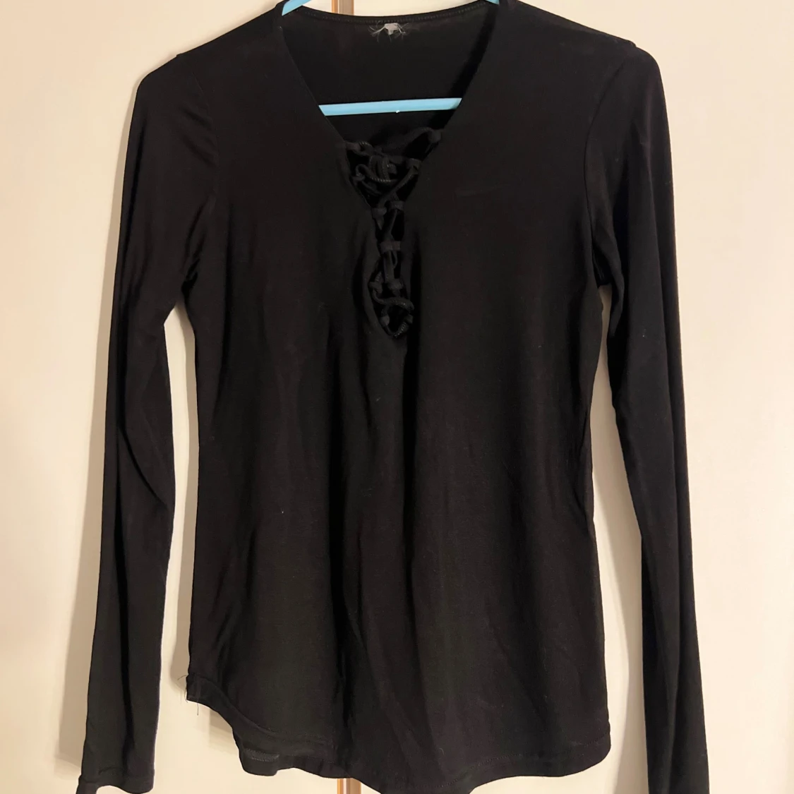 Svart långärmad topp med snörning - 1