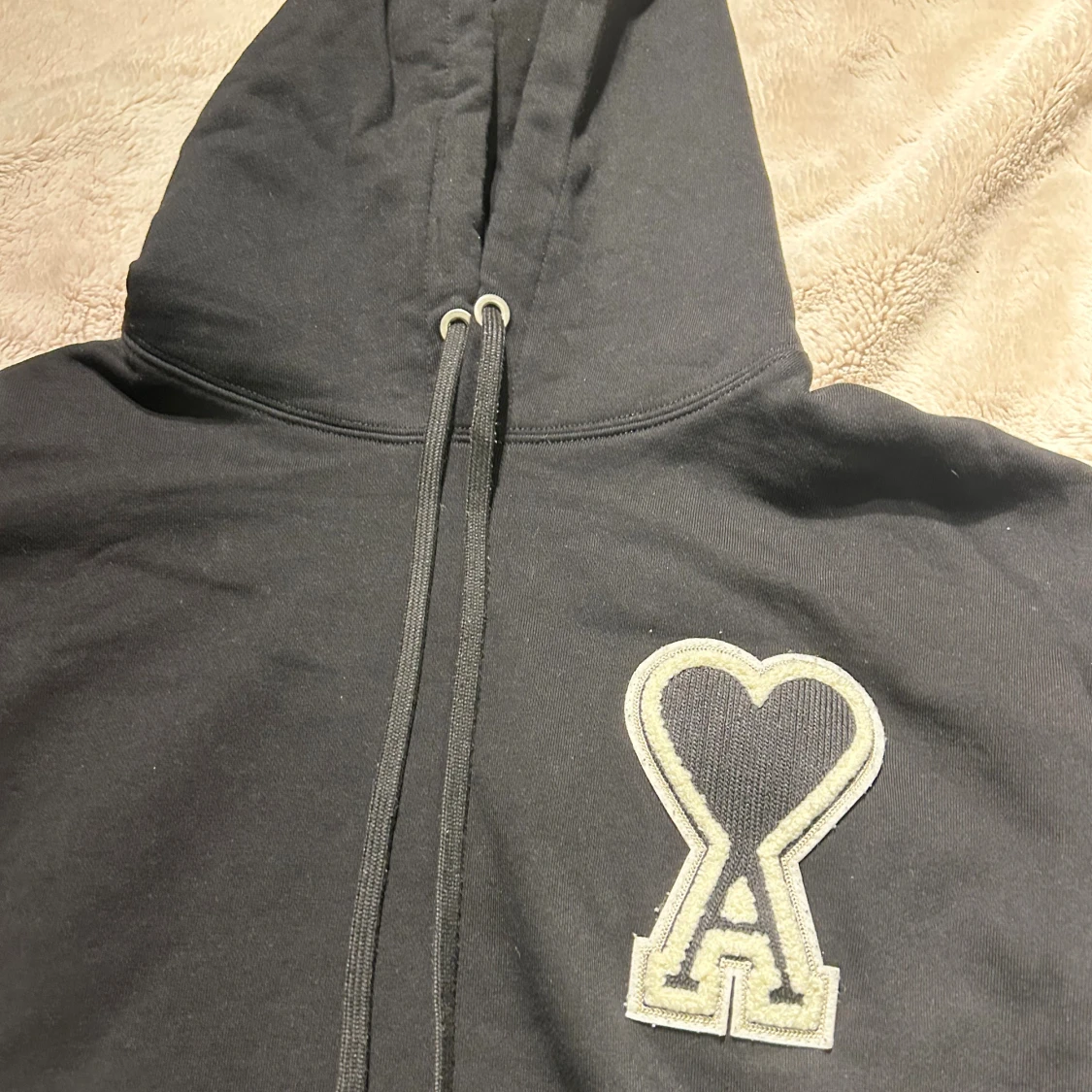 Svart hoodie från Ami Paris med hjärtdetalj - 2