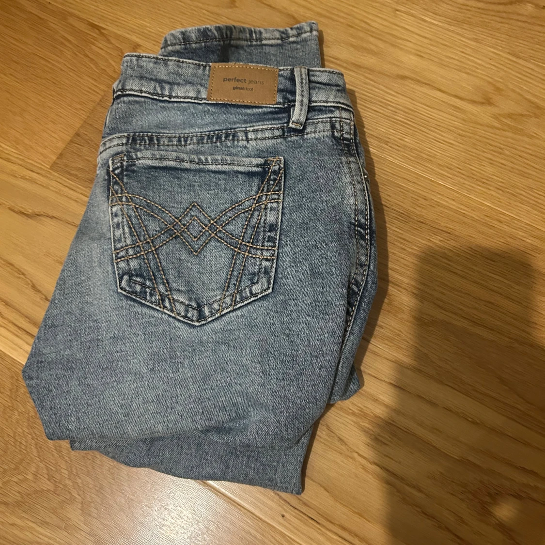 Blå bootcut jeans från Gina Tricot - 2