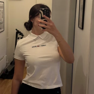 Vit pikétröja från Tommy Jeans - Vit pikétröja från Tommy Jeans med klassisk krage och korta ärmar. Helt oanvänd men prislappen är tyvärr inte kvar. Storlek S 🤍