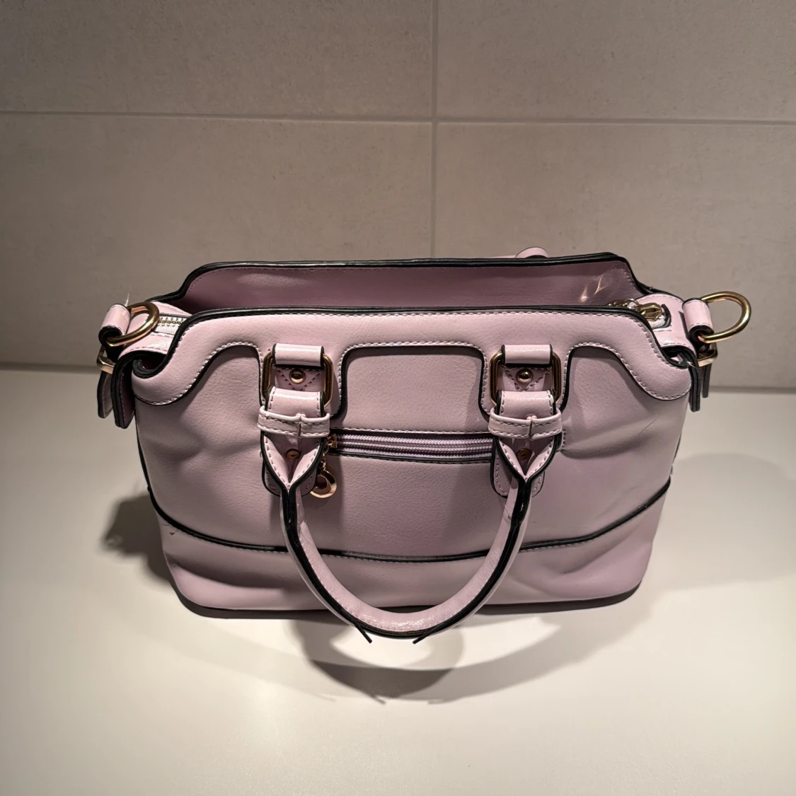 Ljusrosa handväska i skinnlook