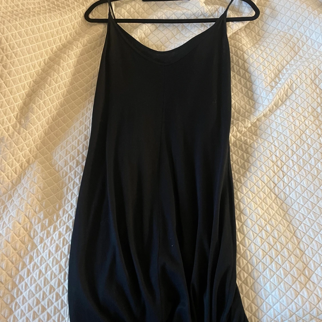 Svart ärmlös klänning med smala band