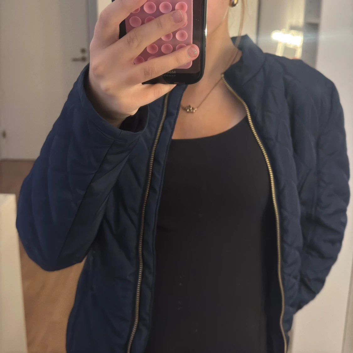 Mörkblå quiltad jacka med dragkedja - 4