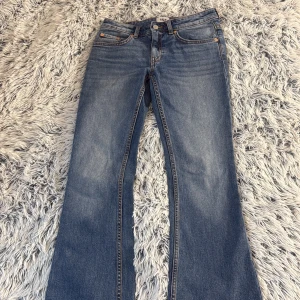 blå bootcut jeans -  Ett par blåa låg midja det jeans jättebekväma har använt dem minst fyra gånger