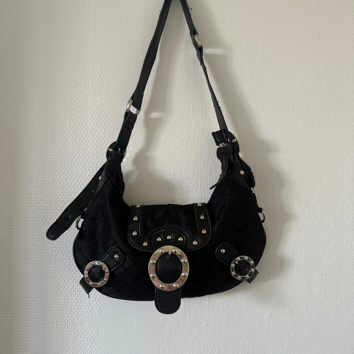 Svart axelväska med stora metalldetaljer
