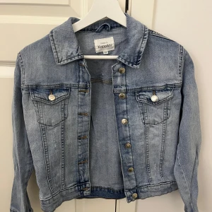 Ljusblå jeansjacka  - Snygg ljusblå jeansjacka från KappAhl. Använd ett fåtal gånger, inga tecken på användning. 