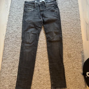 Replay Anbass - Säljer ett par grå Replay Anbass jeans i strl 31/32. Snygg tvätt och feta detaljer. Köpta nya för 1700kr. Pris ej hugget i sten!
