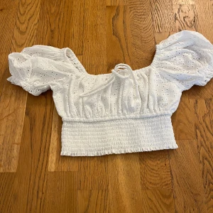 Vit  blus med puffärm - En vit blus 