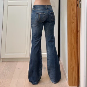 Lågmidjade bootcut jeans från Fornarina  - Midja 39x2 cm (parallella midjor), gren 20,5 cm, innerben 79 cm och benslut 24x2 cm. Märkta storlek W29 vilket motsvarar M/L enligt google men dessa sitter absolut mindre, mer som en S. jag själv är xs-s o 170. Det är måtten som gäller om man köper!!! Obs uppsydda av förra ägaren 