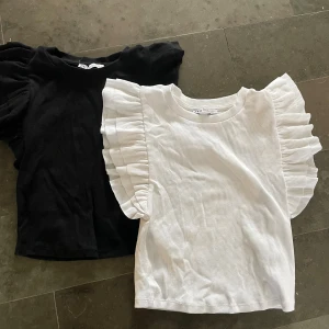 Svart och vit topp med volangärm Zara - Två snygga toppar från Zara, en svart och en vit. 