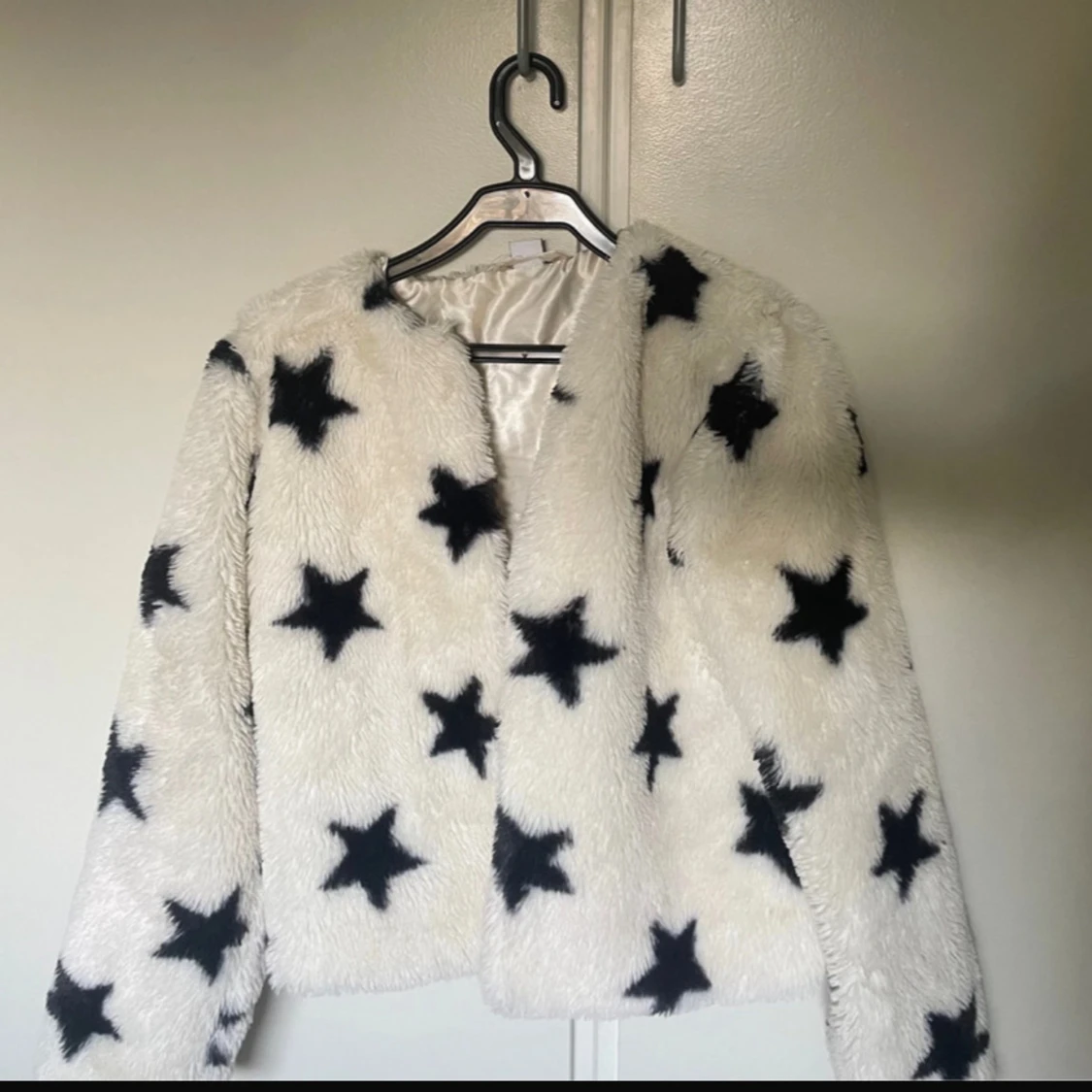 Vit teddyjacka med svarta stjärnor - 1
