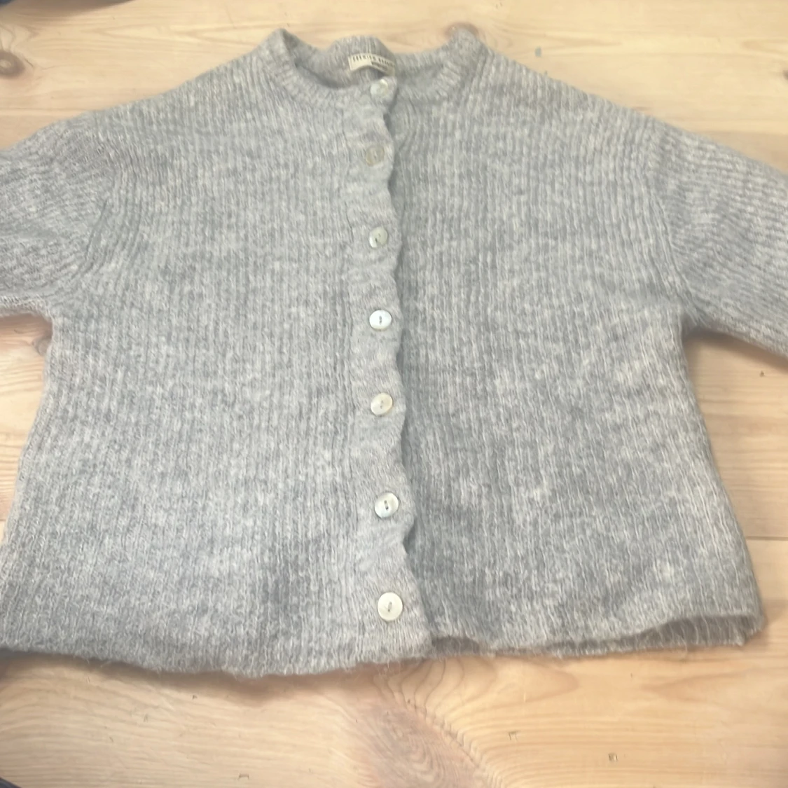 Grå stickad kofta från Gina Tricot