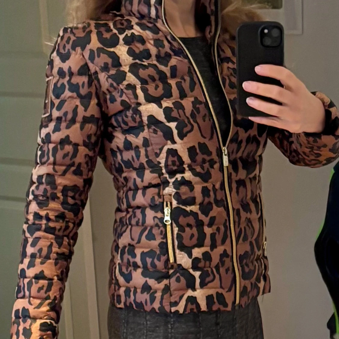 Leopardmönstrad pufferjacka med dragkedja - 3