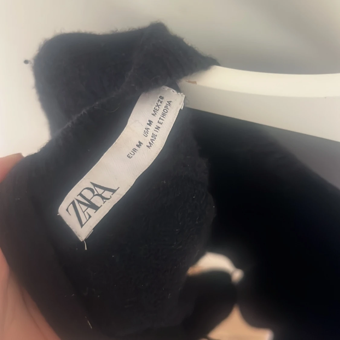 Svart stickad tröja från Zara med half zip - 2