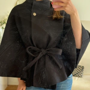 Missäy poncho - Säljer denna snygga poncho från Missäy. Den är väldigt fin och går att både klä upp och ner. 