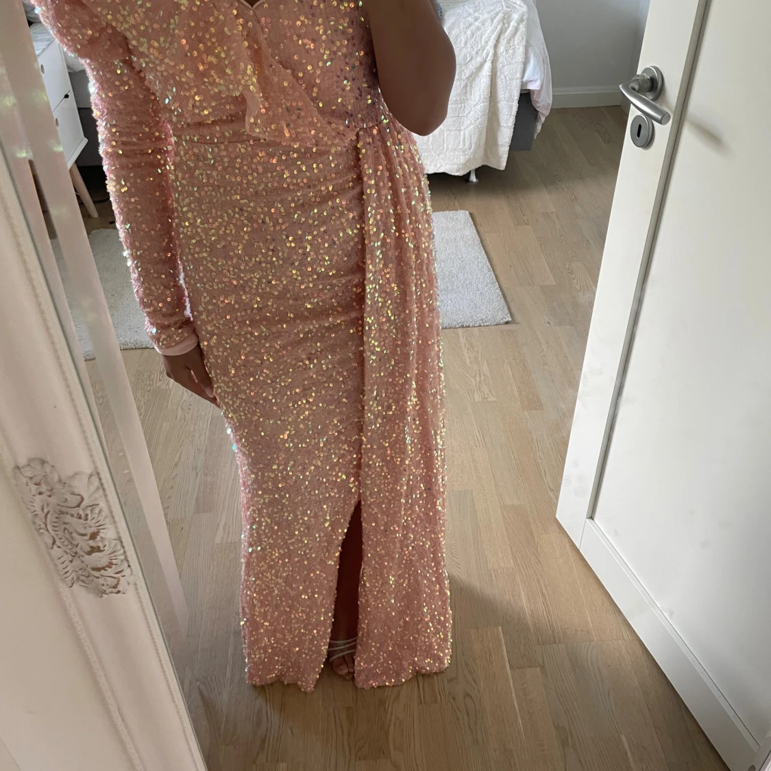 Glittrig rosa långklänning med slits
