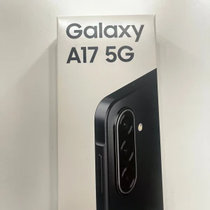 Galaxy A17 5G - Samsung Galaxy A17 5G är en modern smartphone med 5G-stöd, trippelkamera och stilren design. Produkten är fabriksny i oöppnad originalförpackning. Perfekt för dig som vill ha snabb uppkoppling och pålitlig prestanda. Laddare ingår ej.
