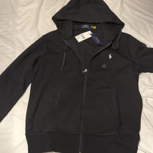 Polo ralph lauren kofta - Säljer min helt nya ralph lauren kofta oanvänd. Fick den i present men vill inte ha kvar den gillar inte den så mycket och behöver pengar.
