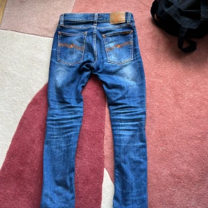Blå slim jeans från Nudie Jeans - Nu dessa slim nudie jeans fräscha och redo för att bli sålda. Kom ihåg nudie jeans har free repair for Life om de går sönder fixar nudie de gratis👍jag tänker de e ganska små om ni hade velat köpa de skriv till mig så löser vi de antingen metup eller att du skickar tillbaka dem om de inte passar bra 😅 