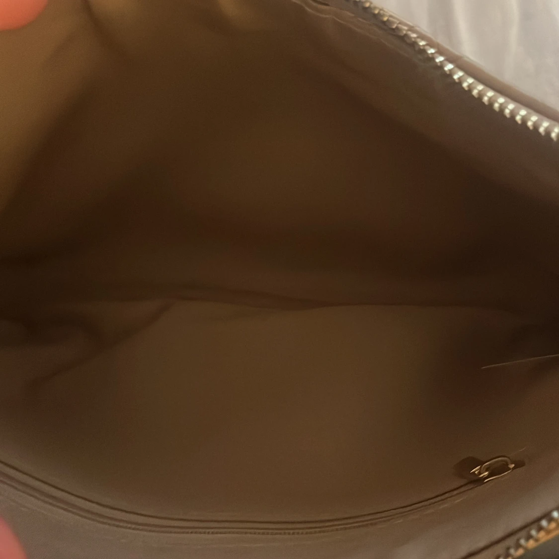 Beige axelväska i flätad skinnimitation - 1