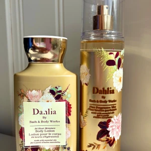 Bath & Body Works Dahlia mist & lotion set - Dahlia Fine Fragrance Mist och Body Lotion från Bath & Body Works. Båda på 236 ml. Använt enligt bild (mist). Lotion testad ett par gånger. Doften är inspirerad av Carolina Herrera Good Girl. Givetvis förvarad mörkt och svalt.