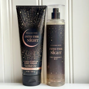 Bath & Body Works Into The Night Fragrance Mist och Body Cream - Bath & Body Works Into the Night Duo. Volym: Mist 236 ml, Cream 226 g. En riktigt sexig doft som jag skulle likna vid YSL Black Opium, minus kaffedoften 🔥Använd enligt bild (mist). Krämen enbart testad ett par gånger. Givetvis förvarad mörkt och svalt. 