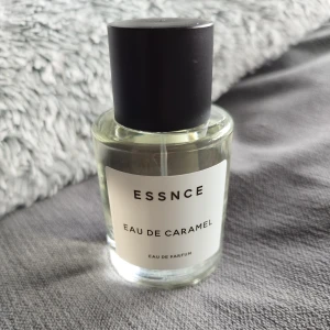 Essnce Eau de Caramel parfym - Eau de Caramel från Essnces släpp Sweet Treats säljes då den inte var något för mig. Endast testad, förvarats i mörk och sval garderob. 