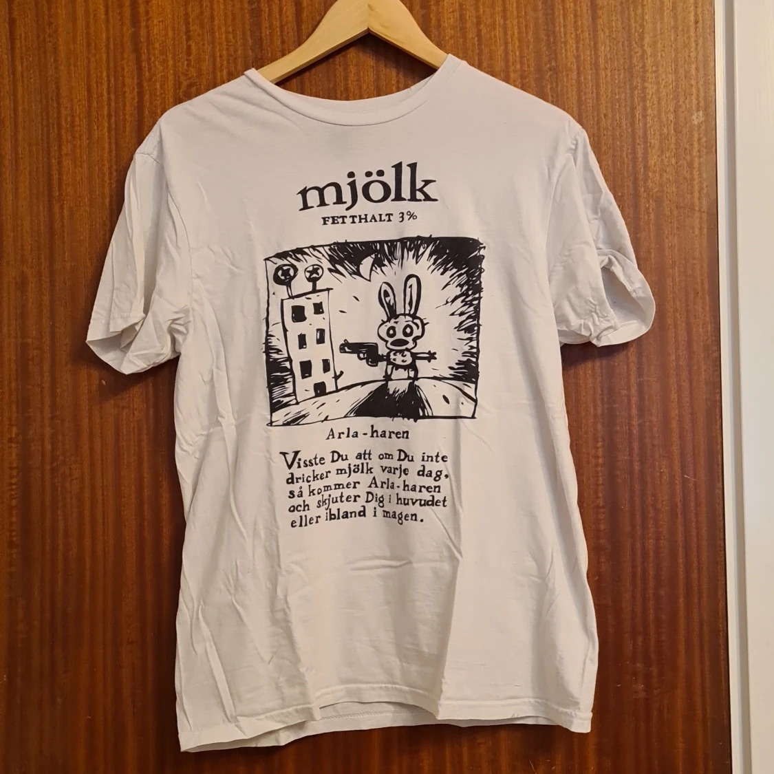 Vit t-shirt med Arla-haren tryck