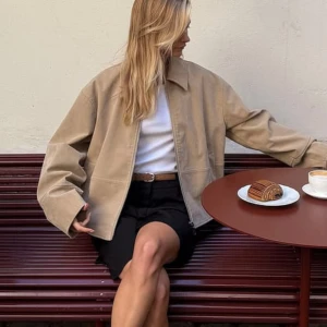 Slutsåld mocka jacka - Snygg mockajacka från NAKD i en slutsåld färg, nypris 1300kr säljer för 900 då jag har för många jackor 😅 Använd fåtal gånger och är utan defekter! 