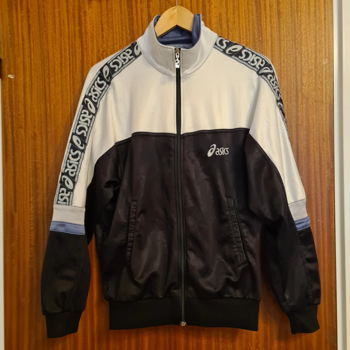 Svart och vit trackjacket från Asics