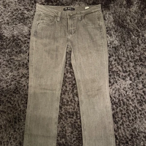 Grå jeans från LTB JNS - Säljer ett par av de populära jeansen från LTB JNS i grå färg och modellen Medium Waist. Dem är köpta seconhand som nyskick och inte mycket använda annars! Säljer eftersom dem blivit för små💗 