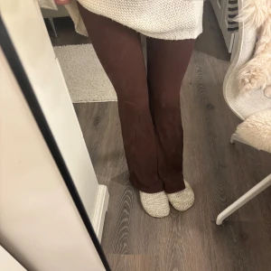 Bruna ribbade bootcut-byxor Shein XS - Säljer ett par bruna ribbade bootcut-byxor från Shein i storlek XS. Byxorna har hög midja och är tillverkade i ett mjukt, stretchigt material som sitter skönt. Skriv för fler frågor om mått eller annat!💗
