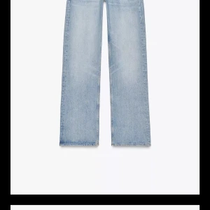 Ljusblå raka jeans med låg midja - Säljer ett par ljusblå jeans med rak passform och låg midja. Helt nya med lappen kvar. Säljer pga att jag inte tror jag kommer använda de och inte hann lämna tillbaka de. 